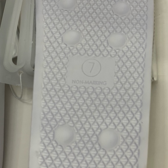 3/$20 🔹 Women’ slip on sandles size 7 - Picture 8 of 8